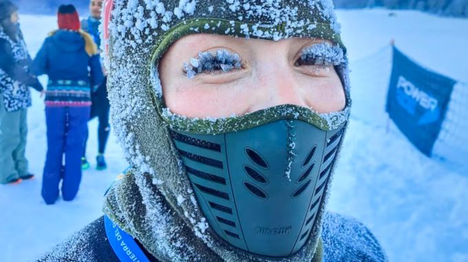 Một VĐV đóng băng lông mi sau khi hoàn thành Snow Trail Running ngày 29/6. Một VĐV đóng băng lông mi sau khi hoàn thành Snow Trail Running ngày 29/6.