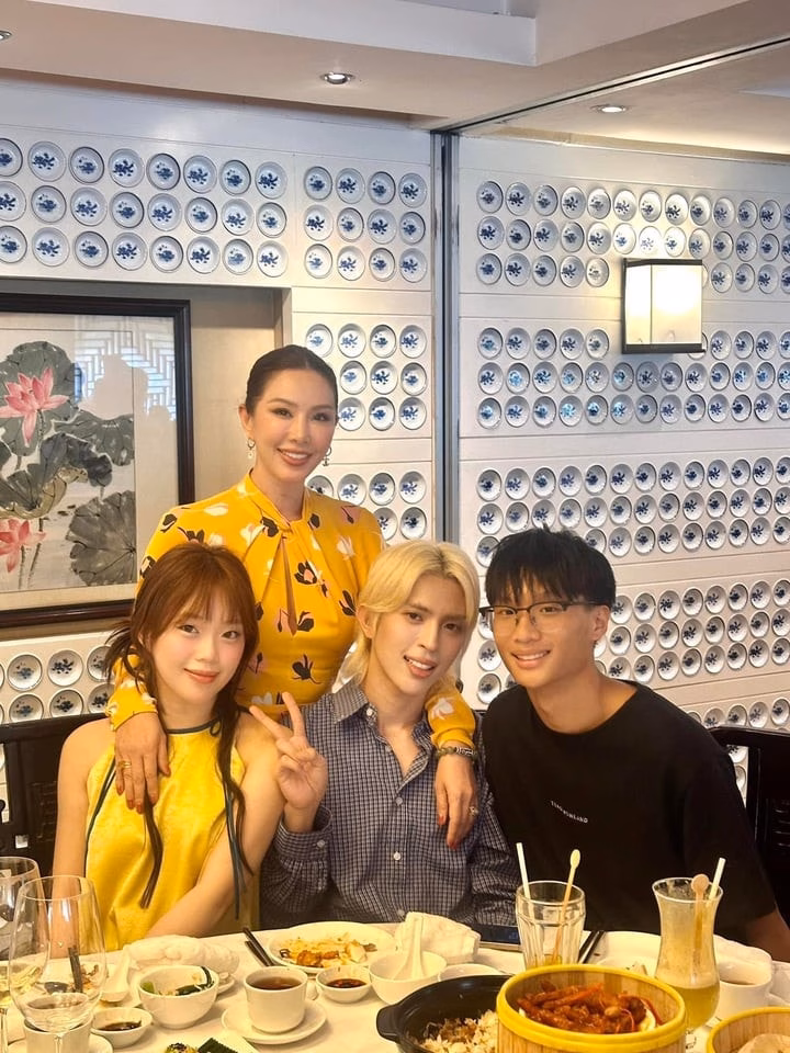 Hoa hậu Thu Hoài và 3 người con Hoa hậu Thu Hoài và 3 người con