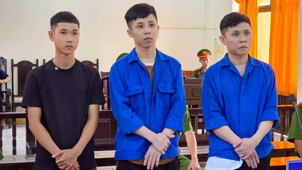 Từ trái qua: Các bị cáo Cường, Hiếu và Thảo tại tòa. TAND tỉnh An Giang