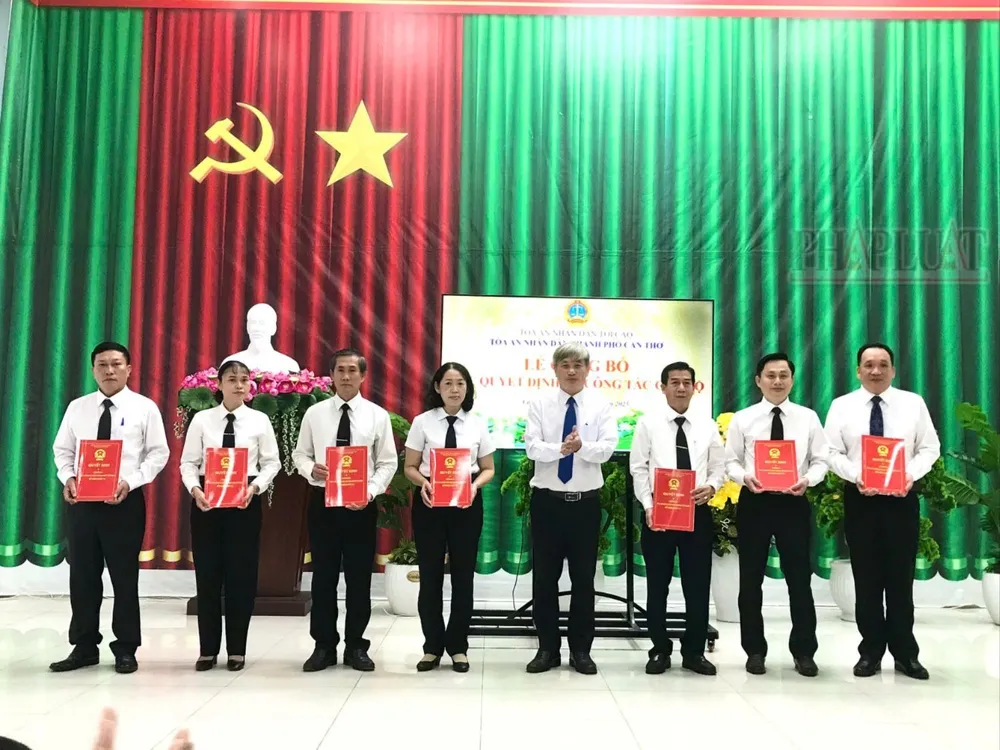 Chánh án TAND TP Cần Thơ Thái Quang Hải trao quyết định bổ nhiệm các chánh tòa, trưởng phòng nghiệp vụ. TAND TP Cần Thơ bổ nhiệm cán bộ