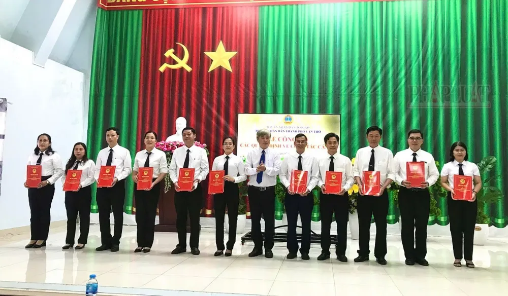 TAND TP Cần Thơ công bố quyết định bổ nhiệm phó chánh tòa TAND TP Cần Thơ công bố quyết định bổ nhiệm phó chánh tòa