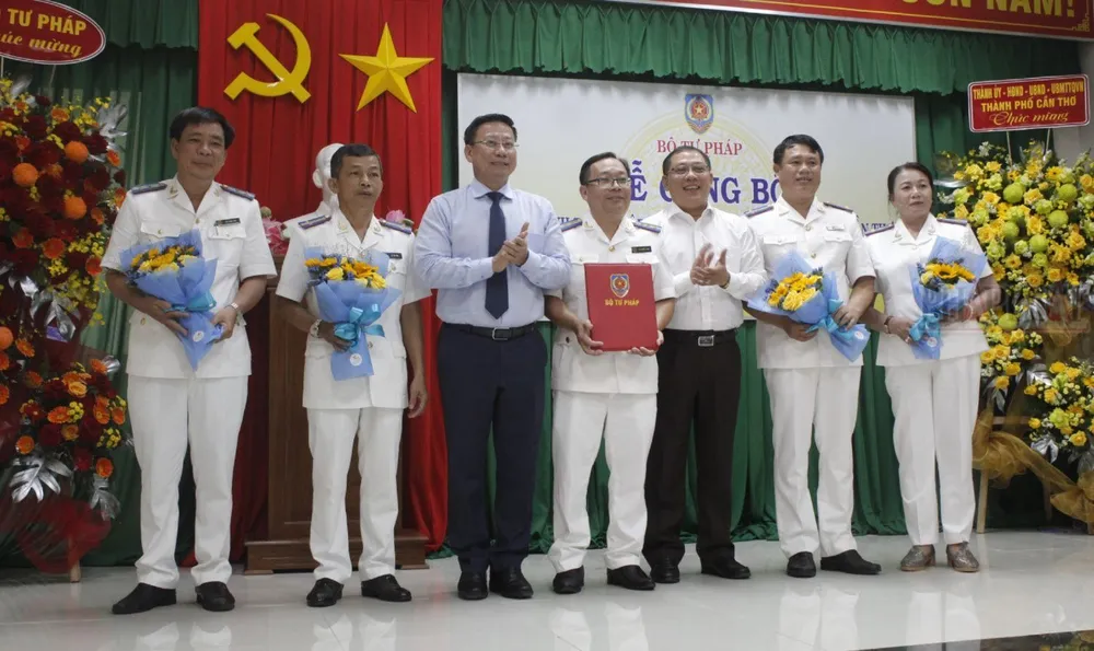 Thứ trưởng Bộ Tư pháp Nguyễn Thanh Ngọc và Phó Chủ tịch UBND TP Cần Thơ Trần Chí Hùng trao quyết định, tặng hoa chúc mừng thành lập Thi hành án Dân sự TP Cần Thơ.