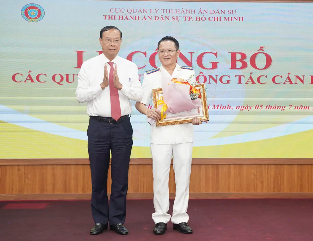 Trưởng Thi hành án dân sự TP.HCM Nguyễn Văn Hòa cùng Tập thể phòng nghiệp vụ2 và Văn Phòng THADS TP.HCM nhận bằng khen Trưởng Thi hành án dân sự TP.HCM Nguyễn Văn Hòa cùng Tập thể phòng nghiệp vụ2 và Văn Phòng THADS TP.HCM nhận bằng khen