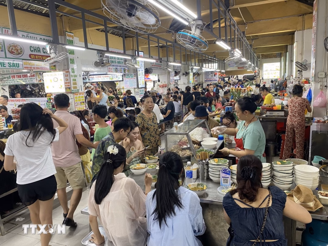 Khu ẩm thực của chợ Cồn luôn thu hút lượng lớn du khách đến thưởng thức các món đặc sản nổi tiếng của Đà Nẵng Khu ẩm thực của chợ Cồn luôn thu hút lượng lớn du khách đến thưởng thức các món đặc sản nổi tiếng của Đà Nẵng