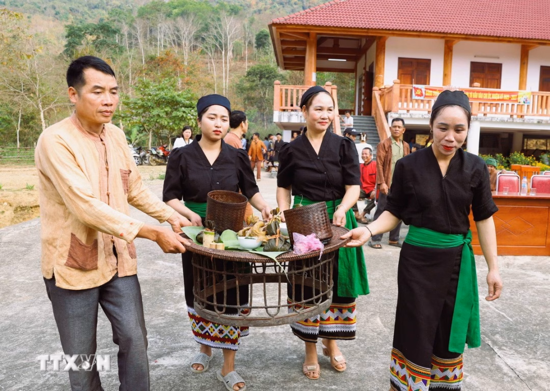 Người dân Ơ Đu chuẩn bị lễ cúng Người dân Ơ Đu chuẩn bị lễ cúng