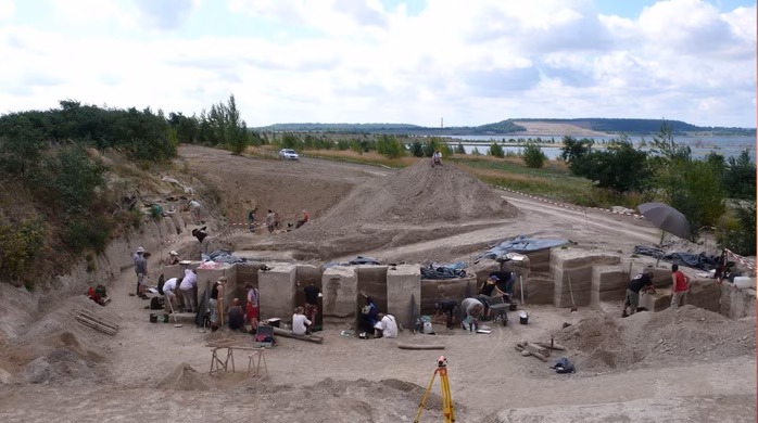 Hiện trường khai quật xương chế biến mỡ của người Neanderthal ở Đức