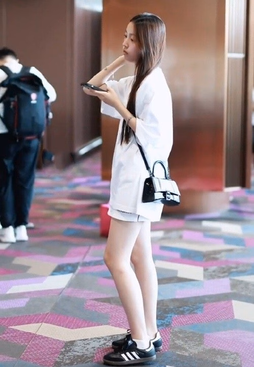 Con gái Triệu Vy và doanh nhân Huỳnh Hữu Long có cuộc sống như thế nào?
