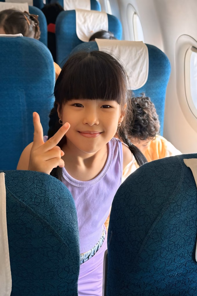 Lê Phương hạnh phúc bên gia đình ở Phú Quốc Bé Bông, con gái chung của Lê Phương và ông xã Trung Kiên, năm nay 6 tuổi, chuẩn bị vào tiểu học. Diễn viên gọi con gái là cục sạc pin của mình vì mỗi lần được ở bên bé là cô quên hết mọi mệt mỏi, thấy tràn ngập năng lượng.