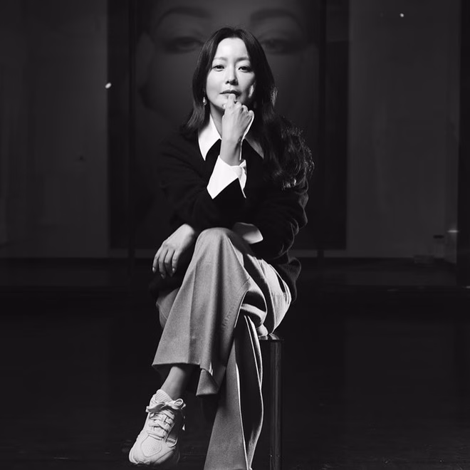 Nhan Sắc U50 Của Kim Hee Sun: Mỹ Nhân Đẹp Nhất Hàn Quốc Hiện Tại Ra Sao? Dù diện menswear tối giản, nữ diễn viên vẫn “áp vía” cả khung hình bằng khí chất sang chảnh ngút ngàn.