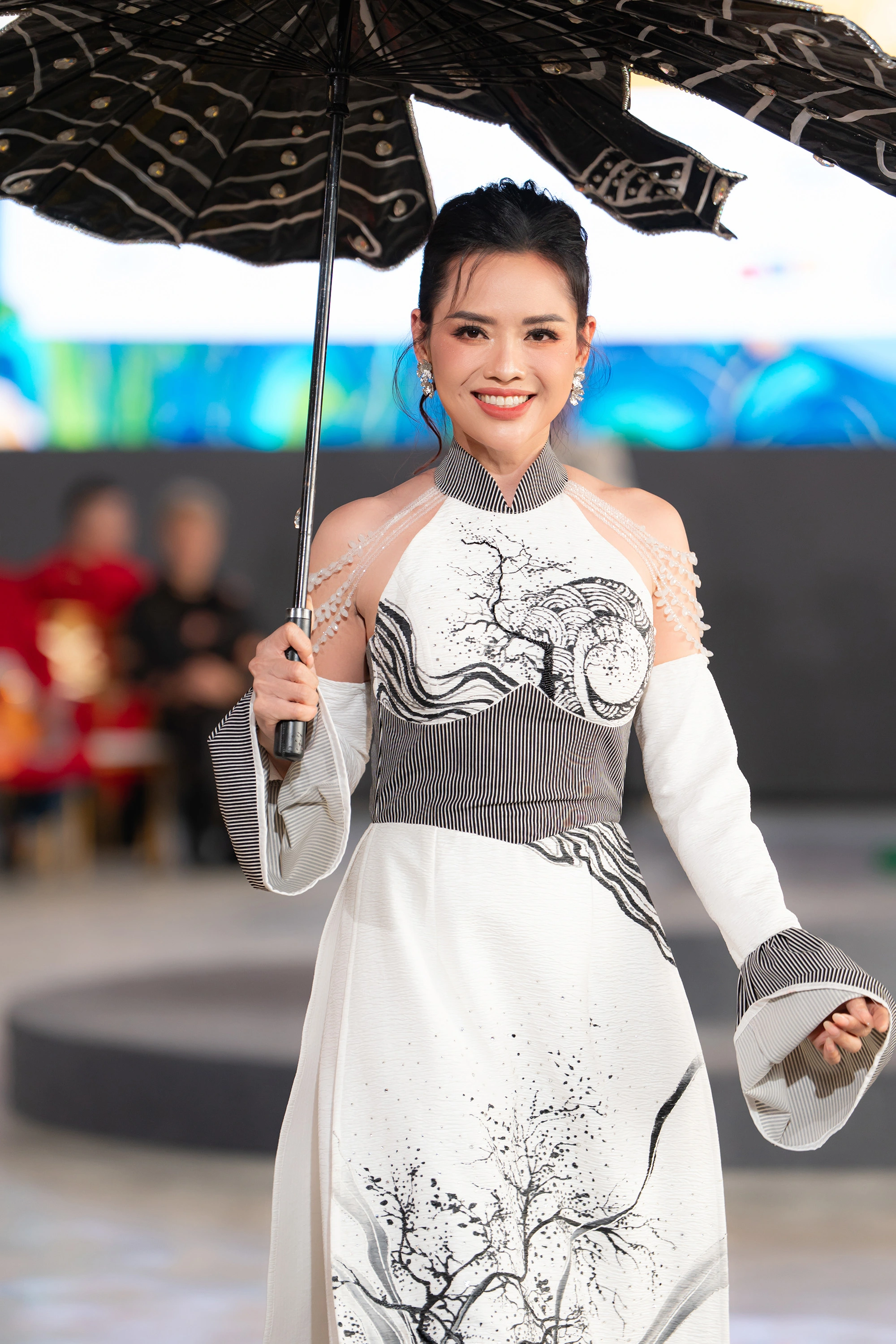 NSND Mỹ Uyên khoe nhan sắc ở sự kiện áo dài Sau 14 năm kể từ khi nổi tiếng với bộ phim Cổng mặt trời, diễn viên Hiền Trang vẫn khiến mọi người xuýt xoa bởi nhan sắc trẻ trung. Vài năm gần đây cô ít đóng phim, chỉ chủ yếu kinh doanh và đi hát, chạy show ở nhiều tỉnh thành