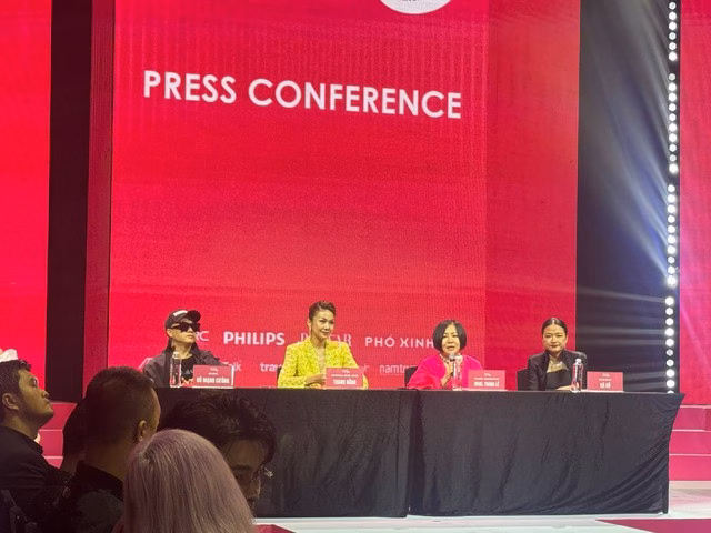 Từ trái qua: NTK Đỗ Mạnh Cường, Thanh Hằng, bà Trang Lê, giám đốc sáng tạo Hà Đỗ - Ảnh: VIỆT HÙNG