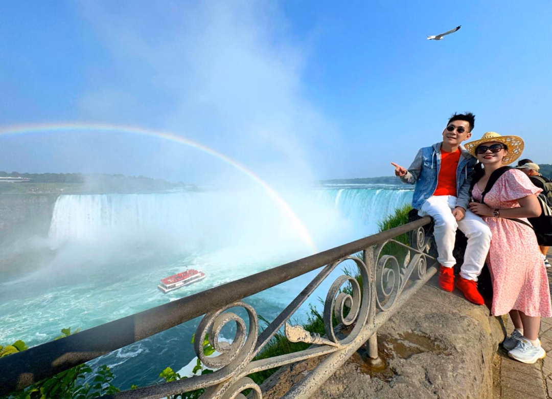 Việt Trinh tái xuất với blog du lịch, gặp Đoan Trường tại Canada