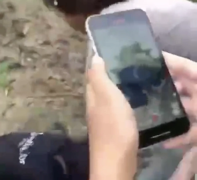 Bé gái 14 tuổi bị nhóm thiếu niên đánh hội đồng, quay video曝 sáng trên mạng Không can ngăn, những thiếu niên đứng xem thản nhiên quay video đăng tải lên mạng xã hội