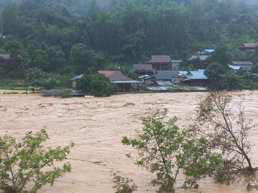 Điện Biên Đông khẩn trương ứng phó lũ quét sau mưa lớn Lực lượng cứu hộ của Bộ chỉ huy Quân sự tỉnh tham gia ứng cứu người dân tại khu vực nước dâng cao.