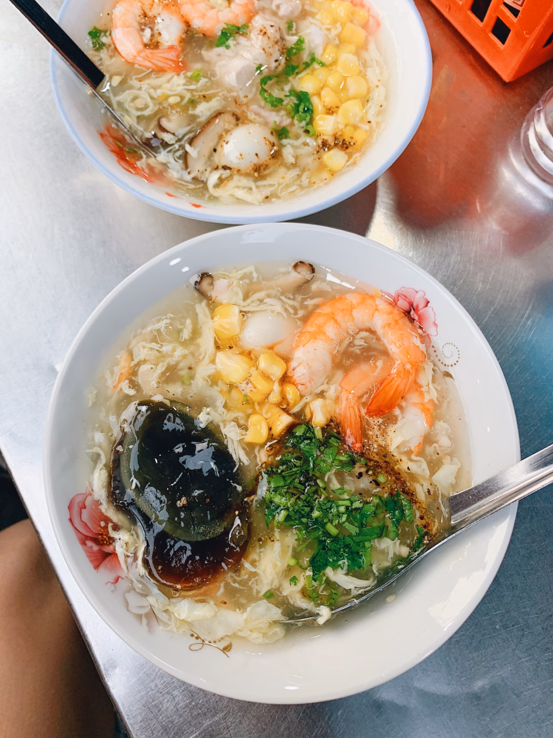 Trứng bắc thảo ăn kèm món súp