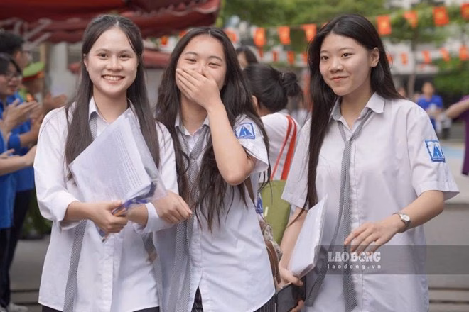 Học phí Đại học Hà Nội tăng, tối đa bao nhiêu? Nhiều phụ huynh, học sinh quan tâm đến mức thu học phí của các trường đại học. Ảnh: Vũ Linh