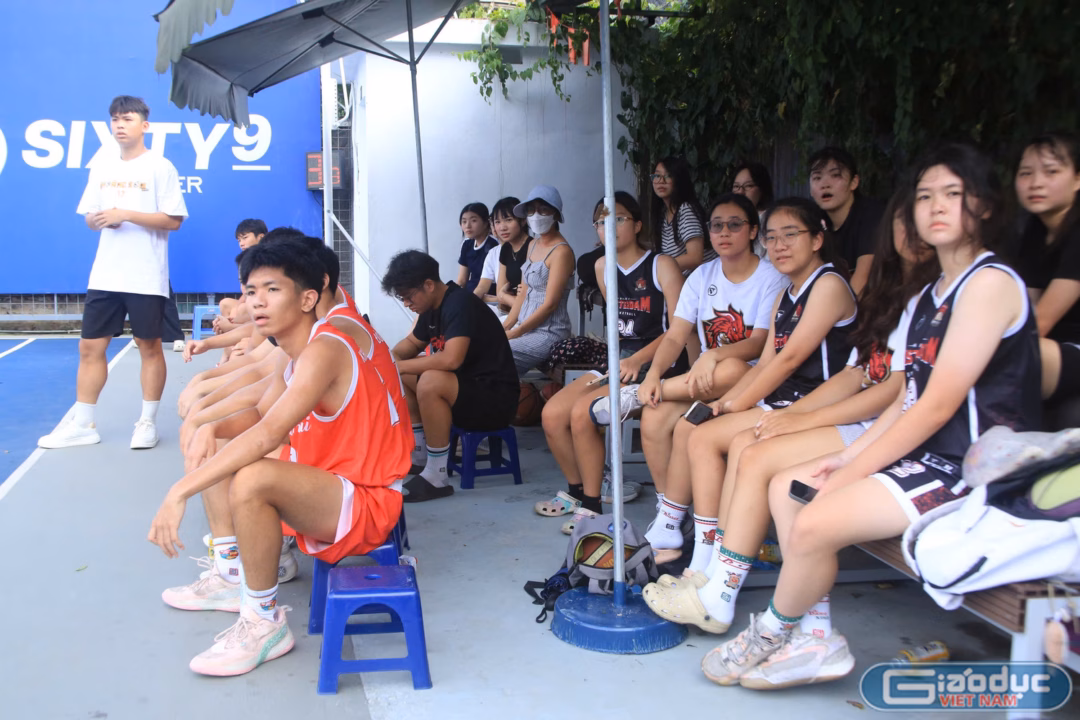 Khán giả chăm chú theo dõi từng pha bóng của trận đấu.