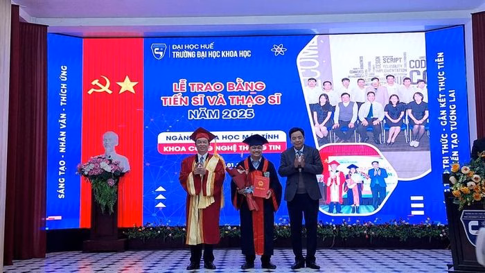 Trao bằng thạc sĩ cho t&acirc;n thạc sĩ