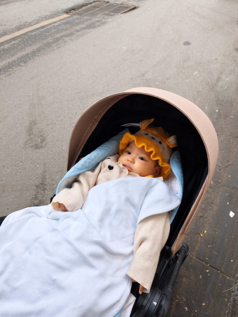 Bố chồng Hen Ni&ecirc; đến thăm ch&aacute;u nội, b&eacute; Harley 4 th&aacute;ng tuổi