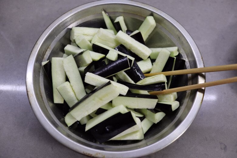 C&agrave; t&iacute;m tươi chuẩn bị cho m&oacute;n om thịt băm