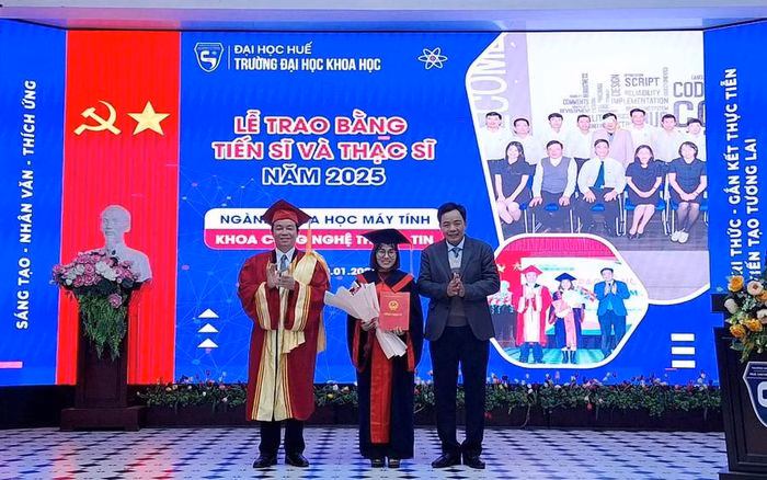 Lễ trao bằng thạc sĩ ĐH Khoa học Huế