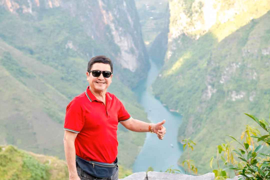 Ch&iacute; Trung v&agrave; &Yacute; Lan tận hưởng cuộc sống tuổi xế chiều