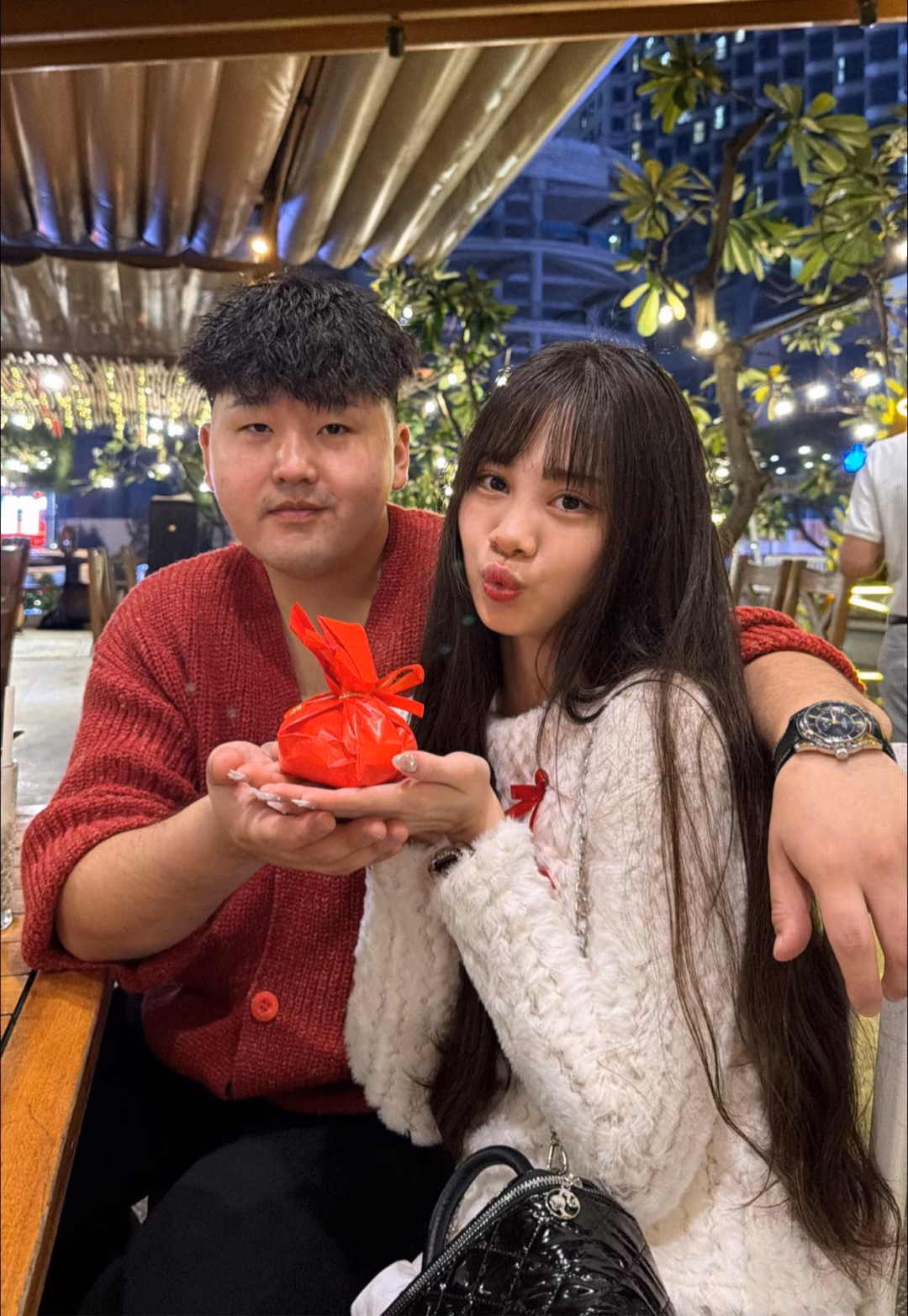 Cặp đ&ocirc;i trong chuyến ngoại kh&oacute;a tại Nhật Bản