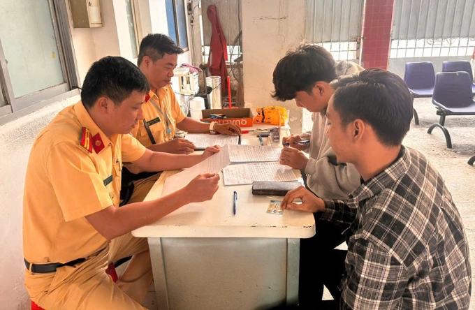 CSGT lập bi&ecirc;n bản vi phạm cho hai thanh ni&ecirc;n