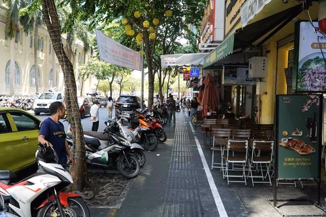 Cửa h&agrave;ng sử dụng vỉa h&egrave; l&agrave;m b&atilde;i tr&ocirc;ng xe