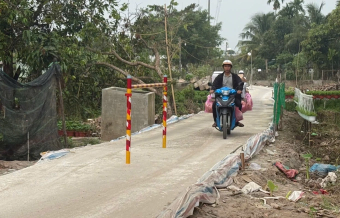 Người d&acirc;n đi lại tr&ecirc;n đường tạm mới mở. Ảnh: An B&igrave;nh