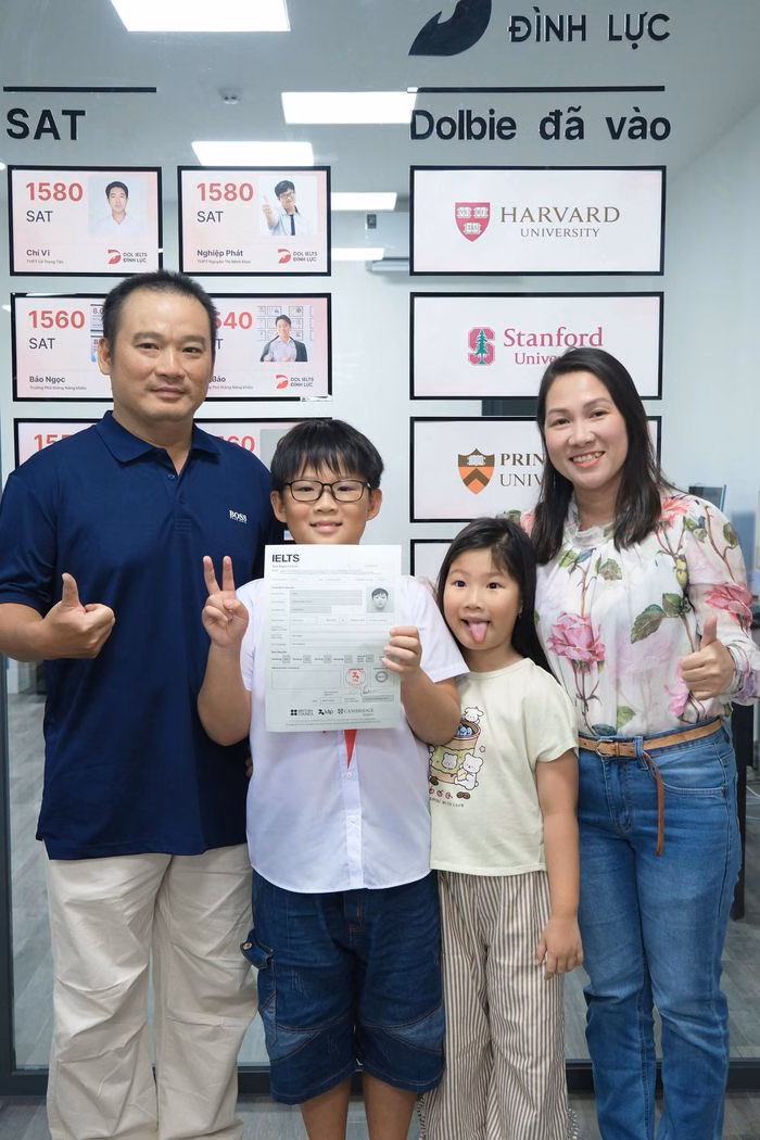 Gia đ&igrave;nh Ho&agrave;ng Ph&uacute;c ch&uacute;c mừng th&agrave;nh t&iacute;ch IELTS