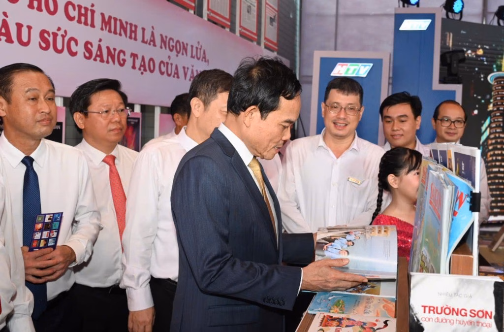 L&atilde;nh đạo th&agrave;nh phố v&agrave; đại biểu tham quan kh&ocirc;ng gian trưng b&agrave;y b&aacute;o ch&iacute;‑xuất bản