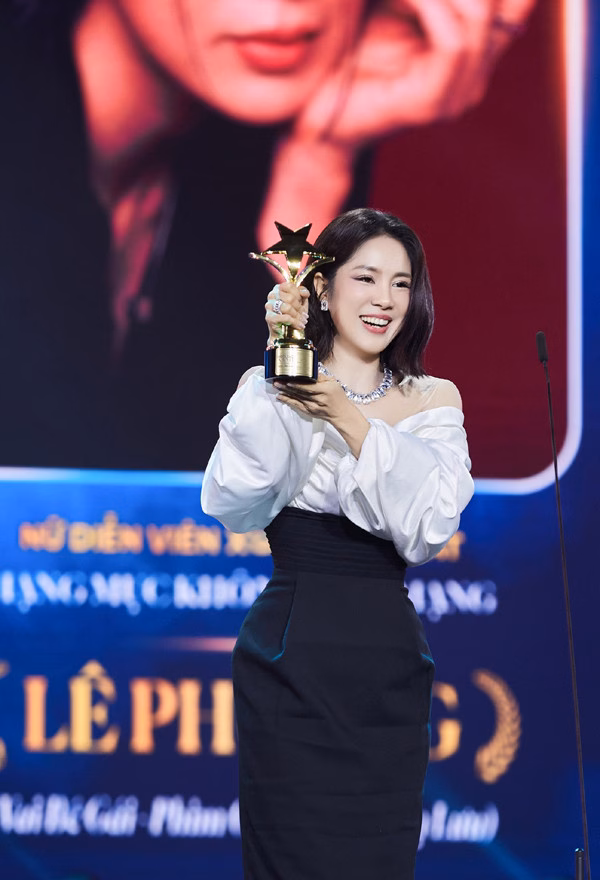 L&ecirc; Phương nhận giải Ng&ocirc;i sao xanh