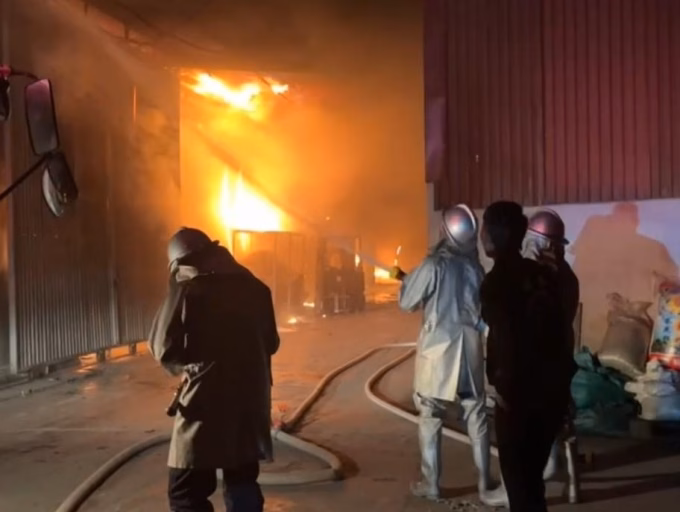 Lực lượng chức năng phun nước dập lửa tại xưởng gỗ Đan Phượng