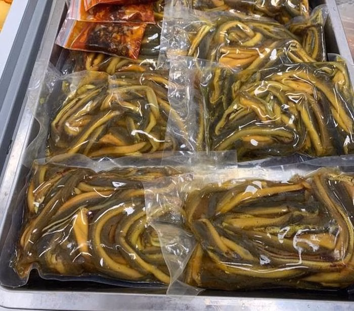 Lươn đồng cuộn thịt v&agrave; lươn sấy kh&ocirc;