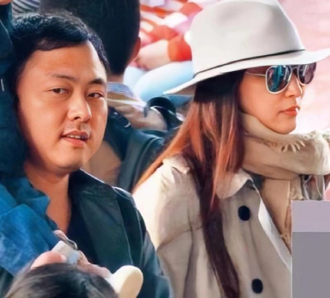 Ng&ocirc; Bội Từ c&ugrave;ng doanh nh&acirc;n Kỷ Hiểu Ba - Weibo