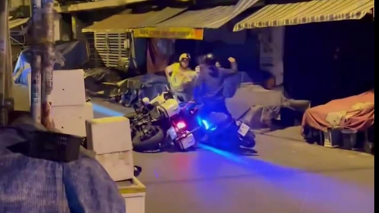 &Ocirc;m CSGT để tr&aacute;nh đo nồng độ cồn