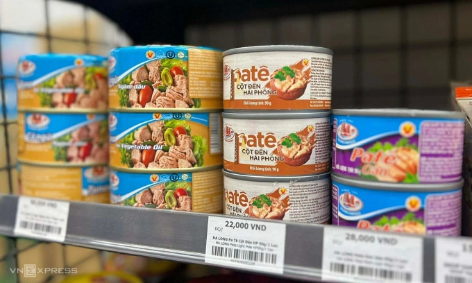 Sản phẩm đồ hộp Hạ Long tr&ecirc;n kệ si&ecirc;u thị H&agrave; Nội