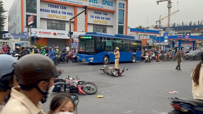Xe &ocirc; t&ocirc; t&ocirc;ng v&agrave;o h&agrave;ng loạt xe m&aacute;y tại giao lộ đường số 6 - V&otilde; Văn Ng&acirc;n, Thủ Đức