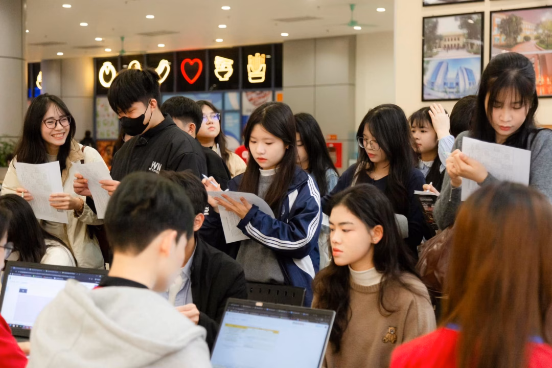 Th&iacute; sinh t&igrave;m hiểu th&ocirc;ng tin tuyển sinh năm 2025 tại Đại học Kinh tế Quốc d&acirc;n