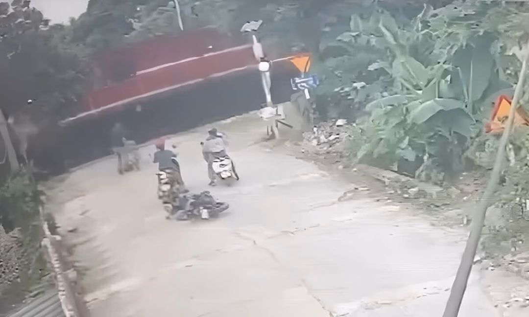 Anh trai Hải Phòng cứu sống cháu bé thoát chết trước đoàn tàu "Người hùng" cứu cháu bé thoát chết ngay trước đường ray: "Mẹ xem clip xong thì ôm lấy tôi"- Ảnh 7.