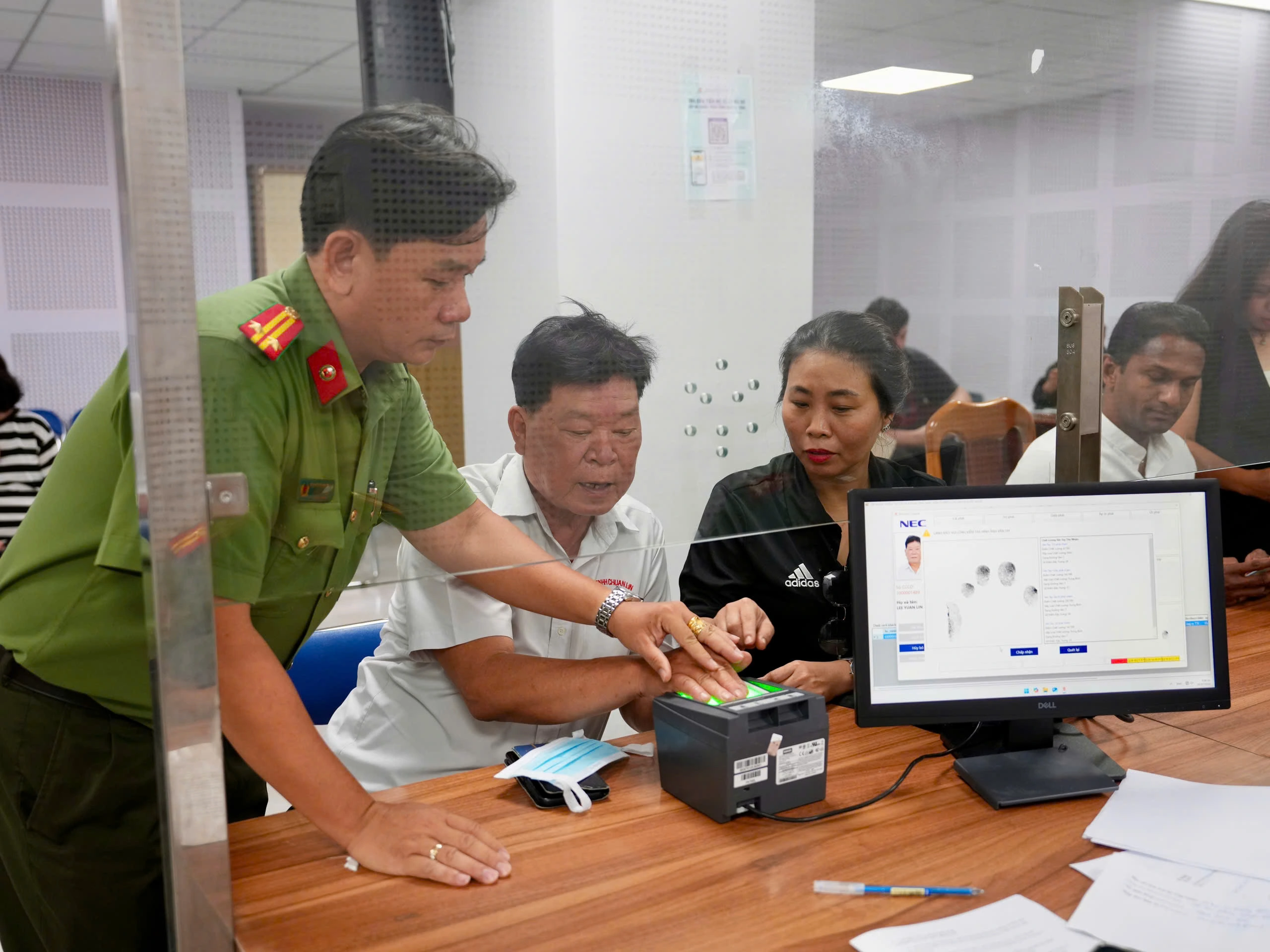 Công an TP.HCM đẩy mạnh chuyển đổi số để phục vụ người dân và doanh nghiệp Người nước ngoài đi đăng ký tài khoản định danh mức độ 2
