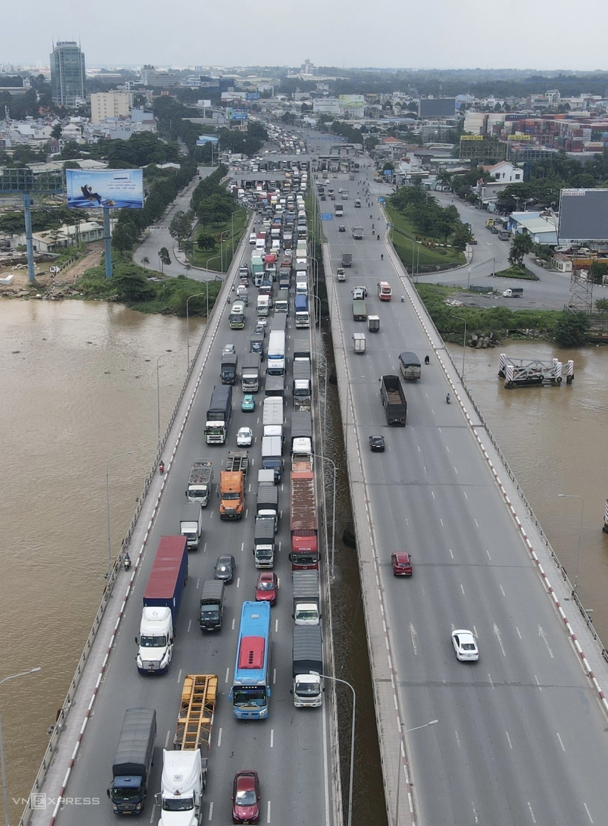 Cửa ngõ phía Đông TP HCM ùn tắc nặng vì đóng đường thi công nút giao Cầu Đồng Nai kẹt kéo dài nhiều km, các xe nhích từng chút qua cầu.