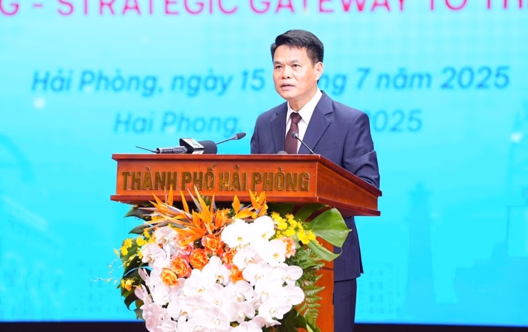 Hải Phòng thu hút đầu tư 15,6 tỷ USD từ 32 dự án chiến lược Ông Lê Ngọc Châu, Chủ tịch UBND TP Hải Phòng phát biểu tại hội nghị. Ảnh: PT