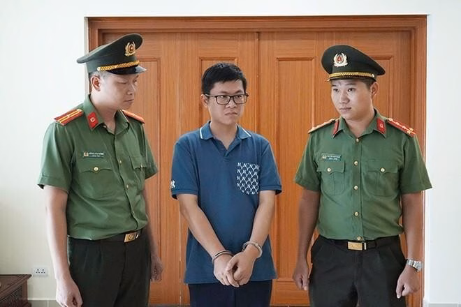 Khởi tố 2 người truyền bá văn hóa phẩm đồi trụy trên mạng internet Cơ quan An ninh điều tra tống đạt các quyết định khởi tố đối với Vũ Văn Thìn. Ảnh: CACC.