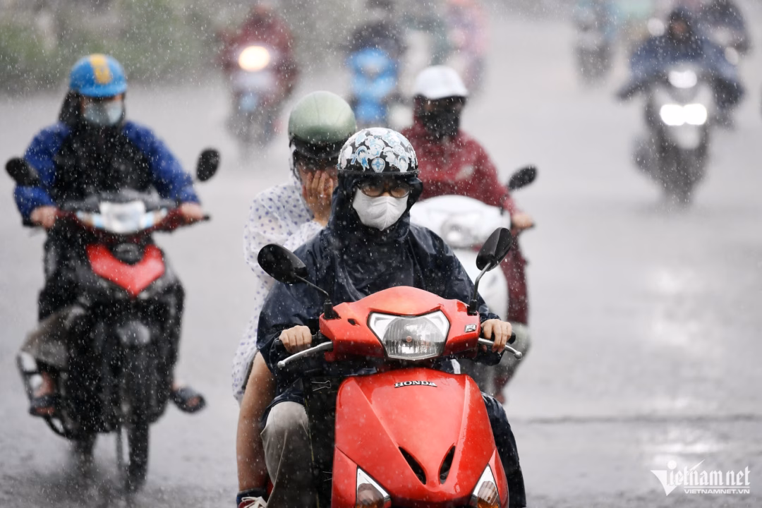 Miền Bắc sắp mưa lớn diện rộng, có thể xảy ra lốc và gió giật mạnh Thời tiết Hà Nội những ngày tới, nắng mưa xen kẽ. Nguồn: NCHMF