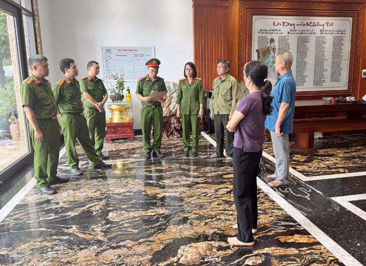 Triệu tập nghi phạm liên quan băng nhóm tội phạm ở Thanh Hóa Khám xét nơi ở nghi phạm liên quan đến băng nhóm tội phạm ở Thanh Hóa - Ảnh 4.