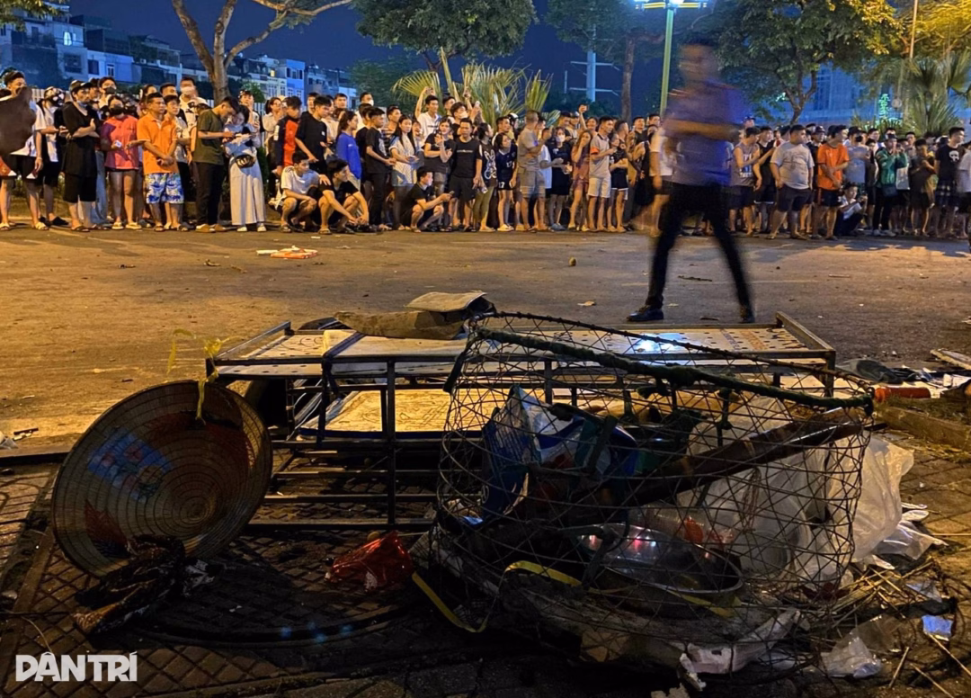 Tai nạn liên hoàn ở Hà Nội, ít nhất 1 người tử vong Thùng xe chở hoa quả bị đâm hư hỏng tại hiện trường (Ảnh: Sơn Nguyễn).