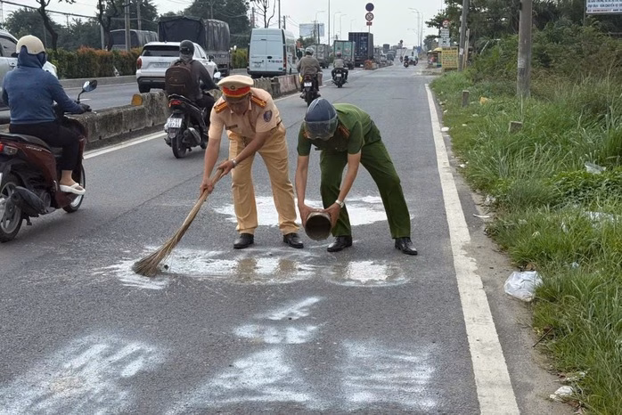 TP HCM: Tìm người ‘bắn tốc độ’ trên đường bằng bình xịt sơn trắng Lực lượng chức năng xử lý vết sơn.