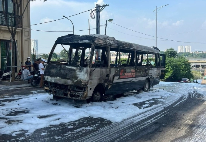 Xe khách bốc cháy dữ dội trên phố Chương Dương Độ Xe bị cháy trơ khung sau sự cố. Ảnh: Việt An